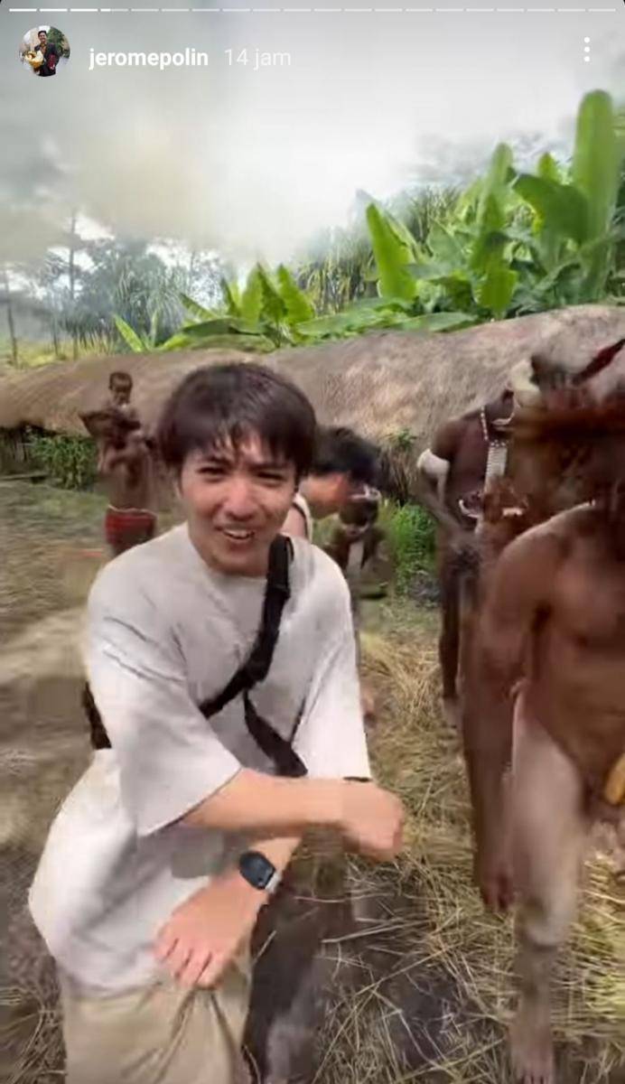 Waseda Boys bareng warga lokal Papua (instagram.com/jeromepolin)