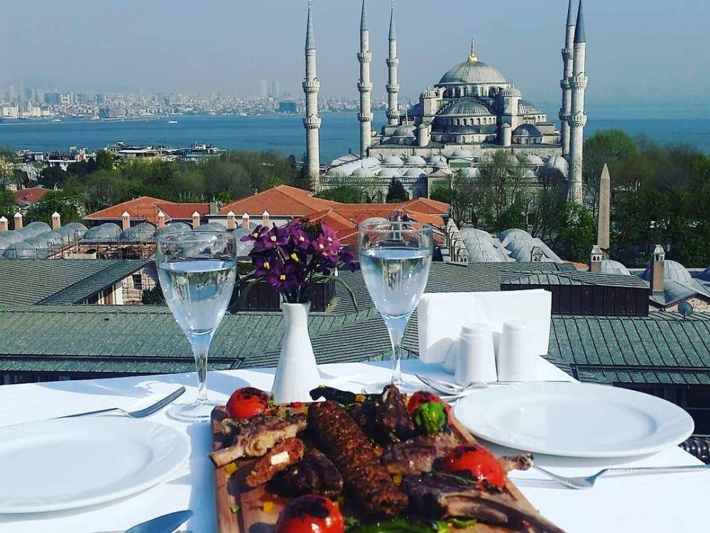 suasana di hotel Deluxe Golden Horn (instagram.com/deluxegoldenhornhotel)