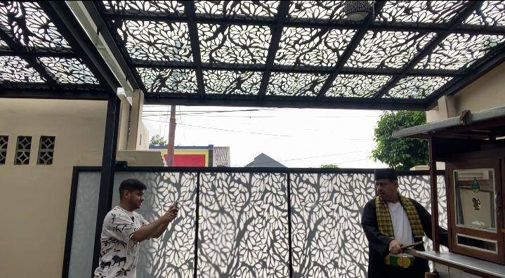 potret surprise store bakso baru orangtua Fadil Jaidi (youtube.com/Fadil Jaidi)