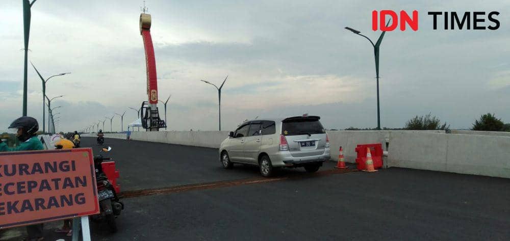 Jembatan Kretek 2 yang dibuka selama libur Lebaran bikin penasaran warga.(IDN Times/Daruwaskita)
