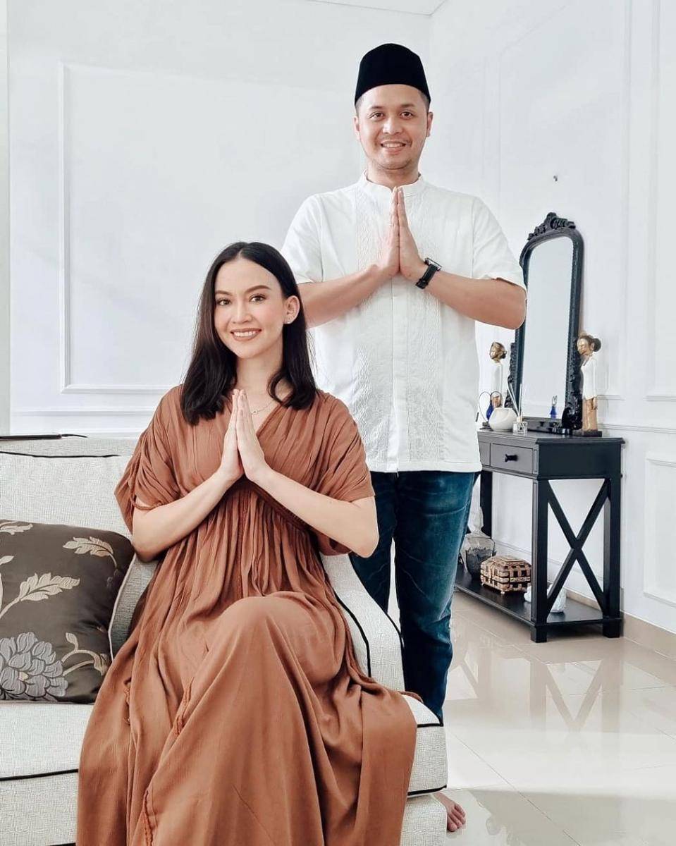 Baju Lebaran Couple (instagram.com/karinanadila8921)