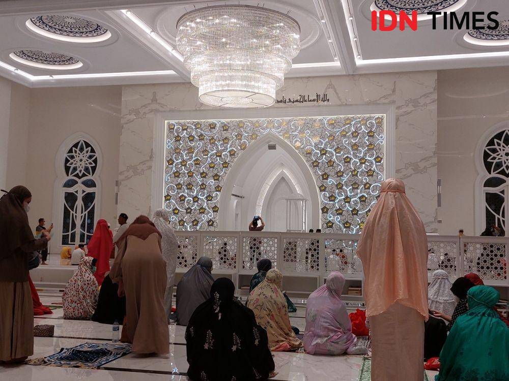 Suasana usai salat Maghrib di Masjid At Thohir di Kompleks Podomoro Golf View, Tapos, Depok. (IDN Times/Syifa Putri Naomi)