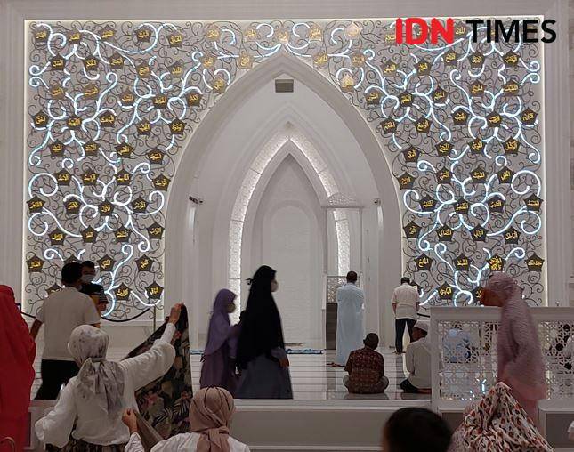 Jemaah usai salat Maghrib di Masjid At Thohir, Kamis 28 April 2022, di Kompleks Podomoro Golf View, Tapos, Depok. (IDN Times/Syifa Putri Naomi)