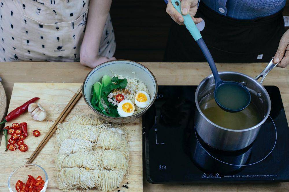 ilustrasi bahan-bahan ramen (pexels.com/Katerina Holmes)
