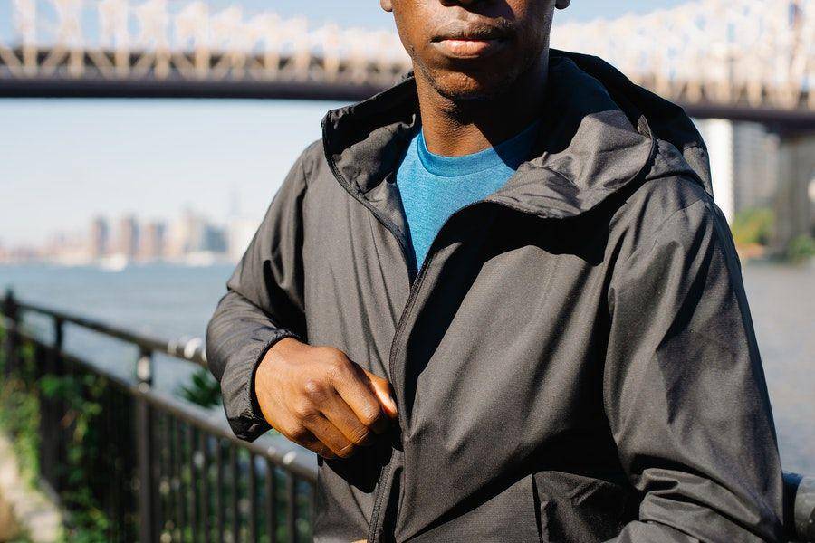ilustrasi windbreaker jacket (pexels.com/Liliana Drew)