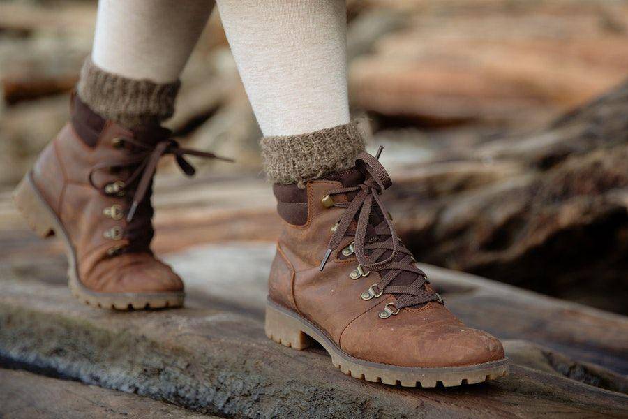ilustrasi sepatu boots (pexels.com/Tatiana Syrikova)