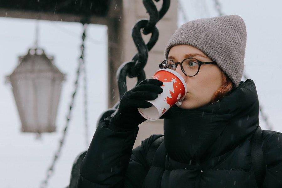 ilustrasi beanie hat (pexels.com/Valeria Nikitina)
