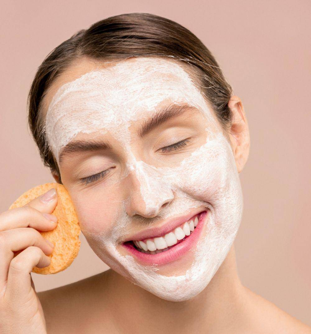 Ilustrasi menerapkan skincare (pexels.com/Shiny Diamond)