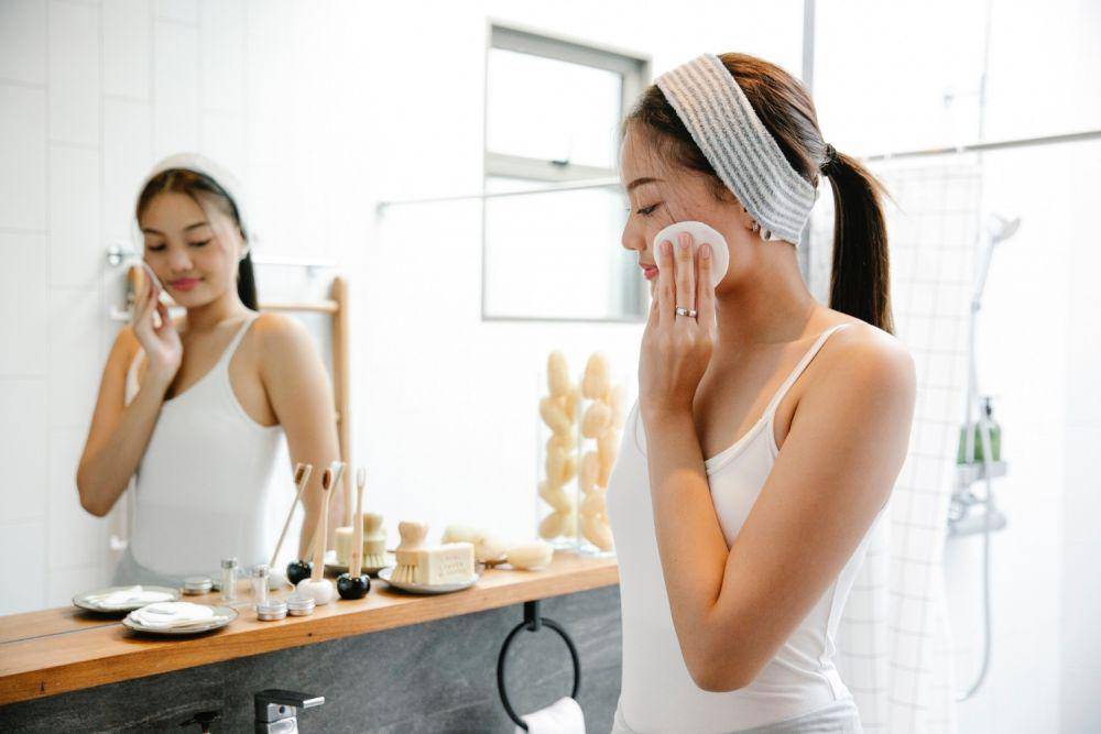 ilustrasi menerapkan skincare (pexels.com/Sarah Chai)