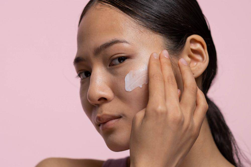 ilustrasi menerapkan skincare (pexels.com/Ron Lach)