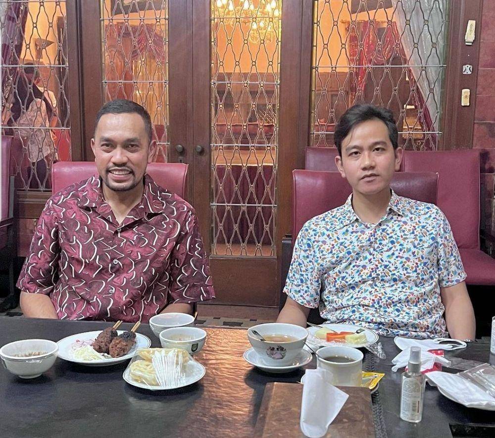 Wakil Ketua Komisi III, Ahmad Sahroni (kiri) ketika menemui Wali Kota Solo Gibran Rakabuming Raka (kanan) di rumah dinasnya di Solo, 28 April 2022 (www.instagram.com/@ahmadsahroni88)