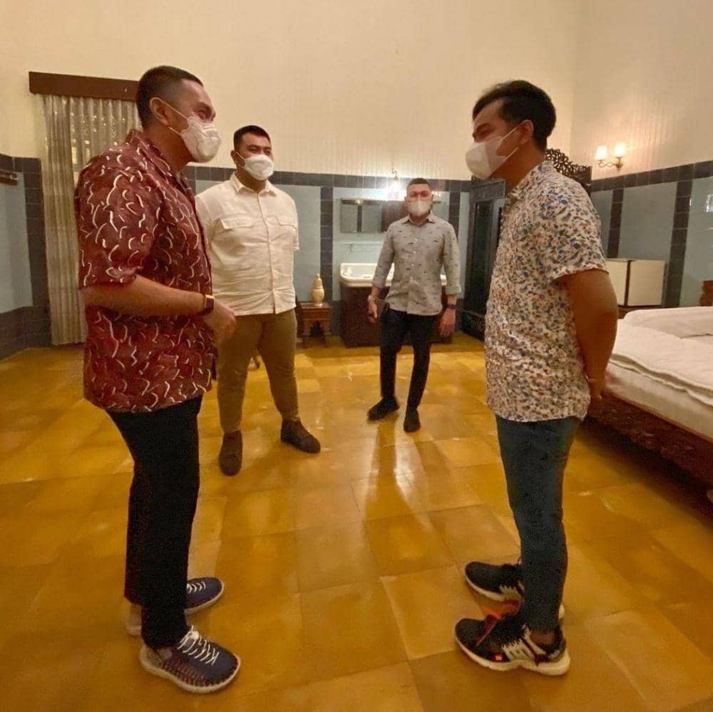 Wakil Ketua Komisi III, Ahmad Sahroni (kiri) ketika menemui Wali Kota Solo Gibran Rakabuming Raka (kanan) di rumah dinasnya di Solo, 28 April 2022 (www.instagram.com/@ahmadsahroni88)