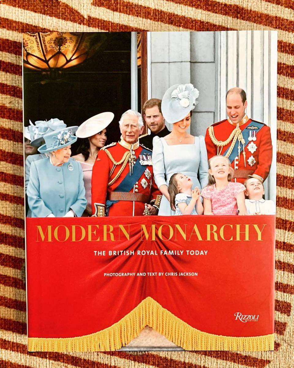 ilustrasi buku Modern Monarchy (instagram.com/sharkushka)