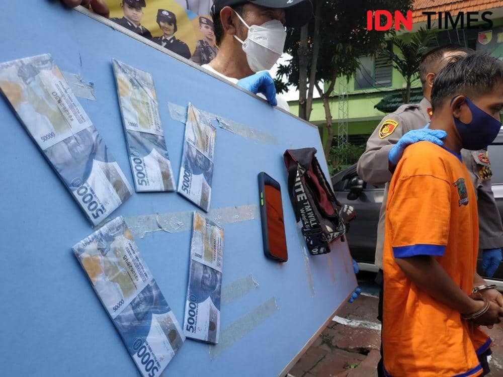 Barang bukti uang palsu yang disita Polsek Tambaksari. (IDN Times/Khusnul Hasana)