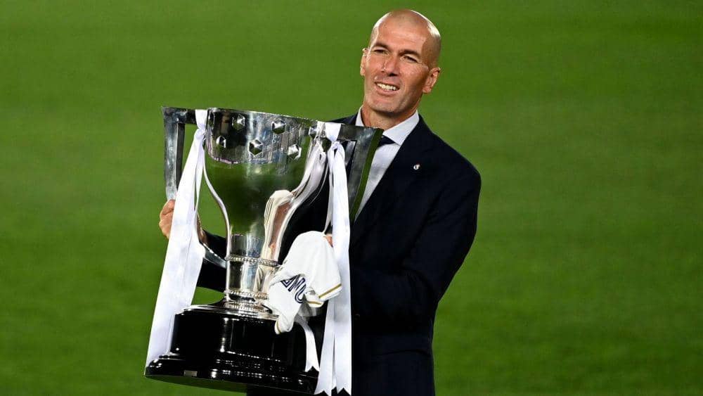 Zinedine Zidane mengangkat trofi LaLiga. (skysports.com)