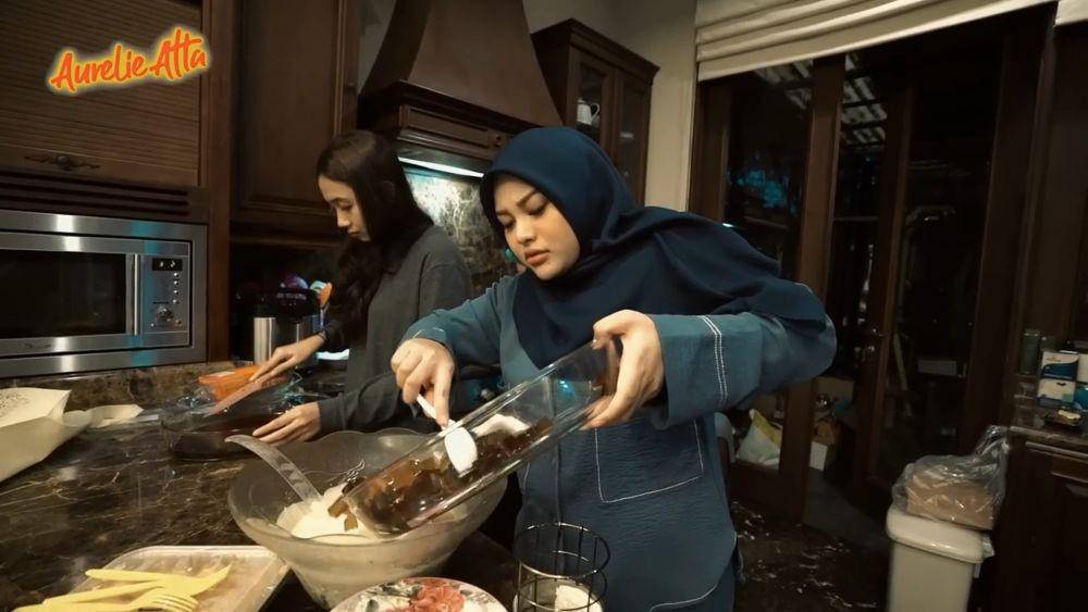 Aurel buka bersama geng SMA (youtube.com/aureliehermansyahofficial)
