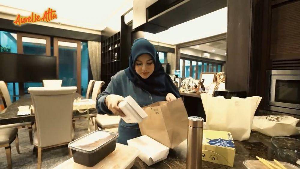 Aurel buka bersama geng SMA (youtube.com/aureliehermansyahofficial)