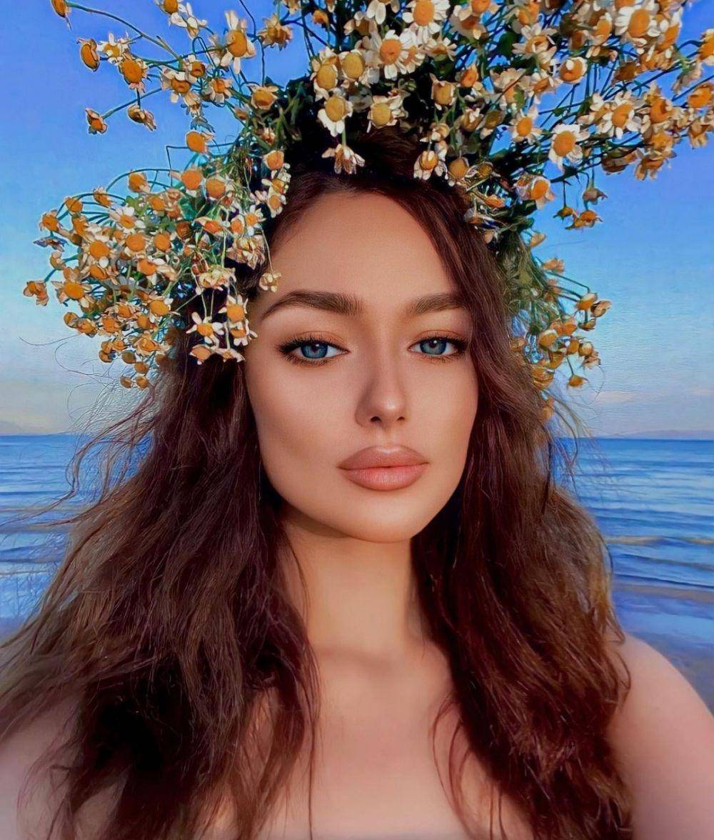 Anna Glubokovskaya (instagram.com/zdesnalevo)