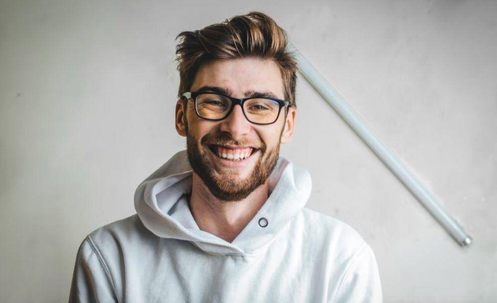 ilustrasi pria memakai kacamata (unsplash.com/Radu Florin)