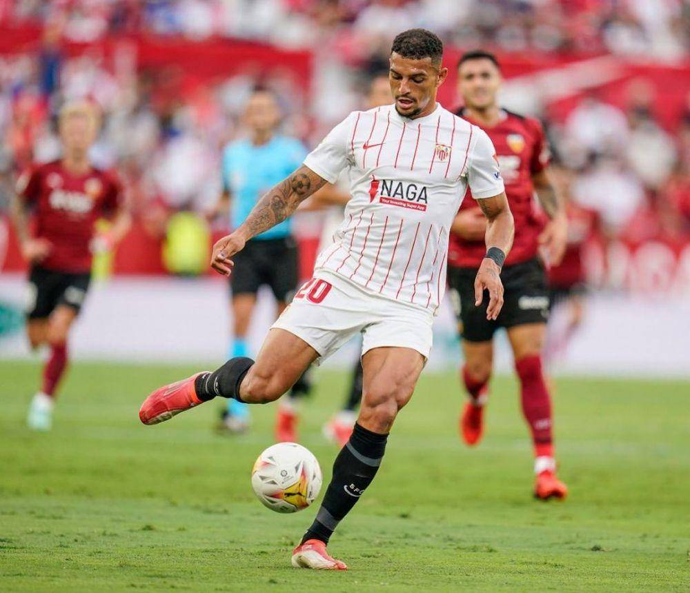Diego Carlos saat membela Sevilla di LaLiga. (instagram.com/d.carlos03)