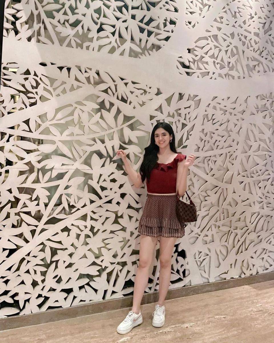 OOTD ala DJ Una (instagram.com/putriuna)