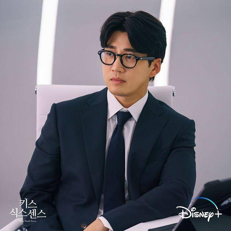Yoon Kye Sang dalam drama Kiss Sixth Sense (Dok. Disney Plus Korea)