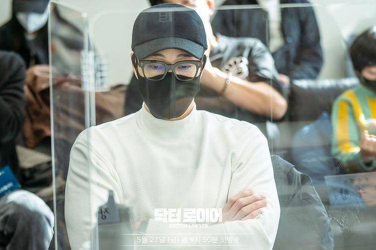 So Ji Sub saat melakukan pembacaan naskah Doctor Lawyer (Dok. MBC)