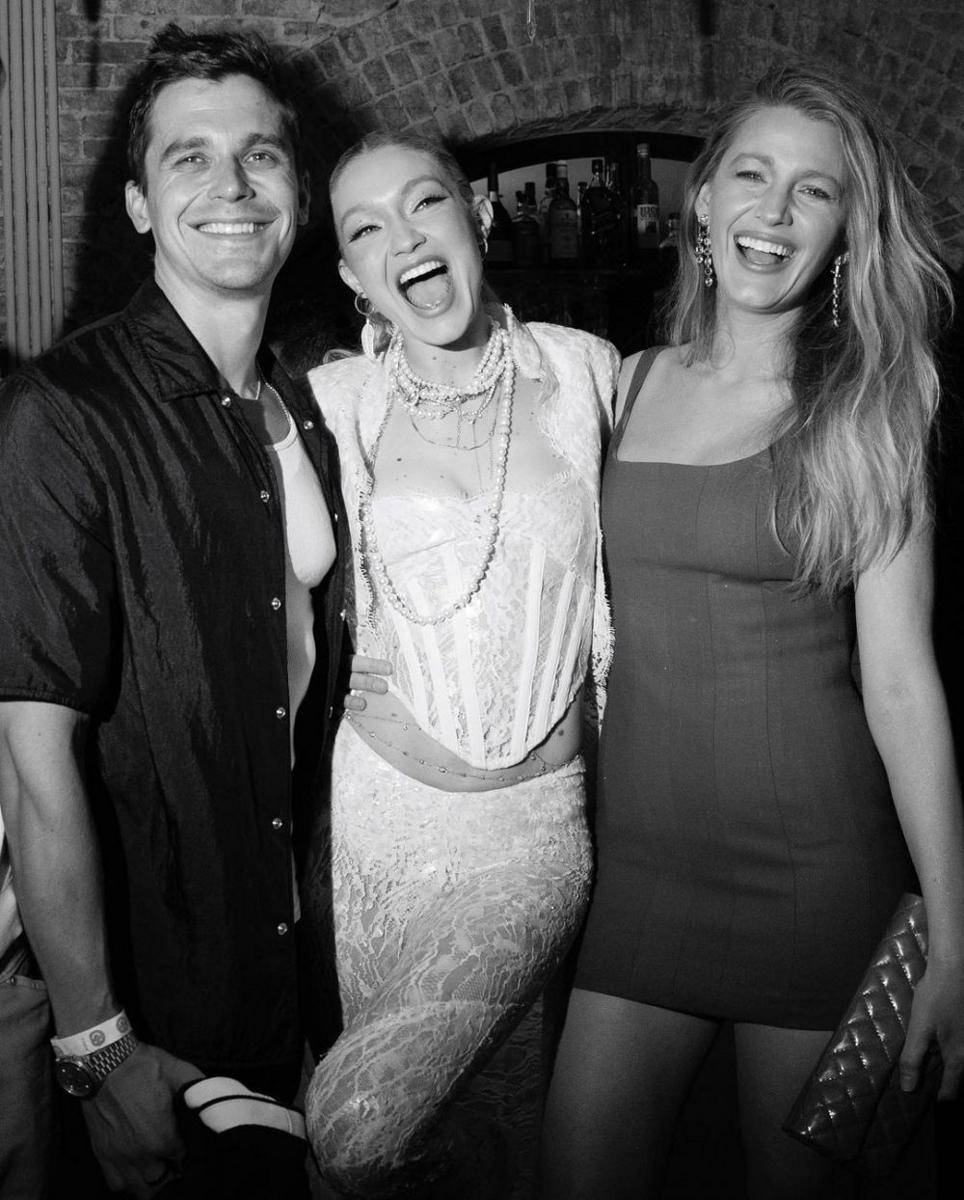 Antoni Porowski dan Blake Lively di pesta ulang tahun Gigi Hadid yang ke-27 (instagram.com/gigihadid)