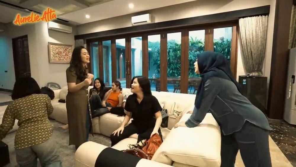 Aurel buka bersama geng SMA (youtube.com/aureliehermansyahofficial)