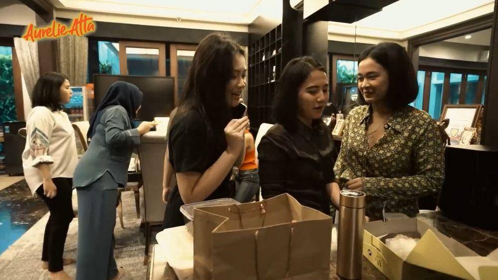 Aurel buka bersama geng SMA (youtube.com/aureliehermansyahofficial)