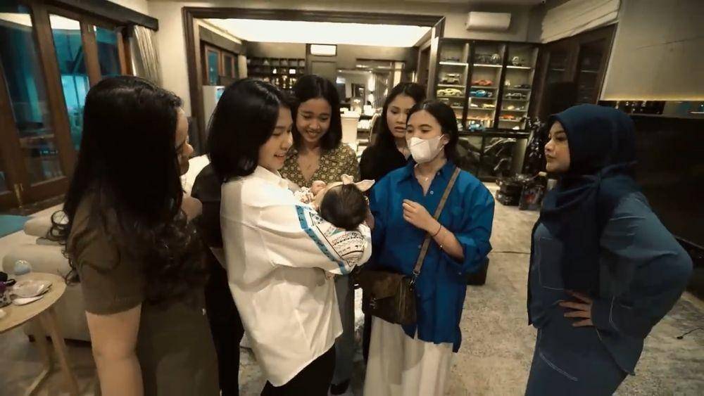 Aurel buka bersama geng SMA (youtube.com/aureliehermansyahofficial)