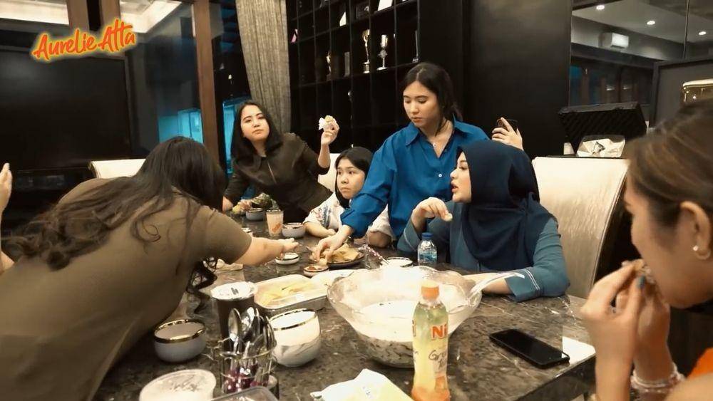 Aurel buka bersama geng SMA (youtube.com/aureliehermansyahofficial)