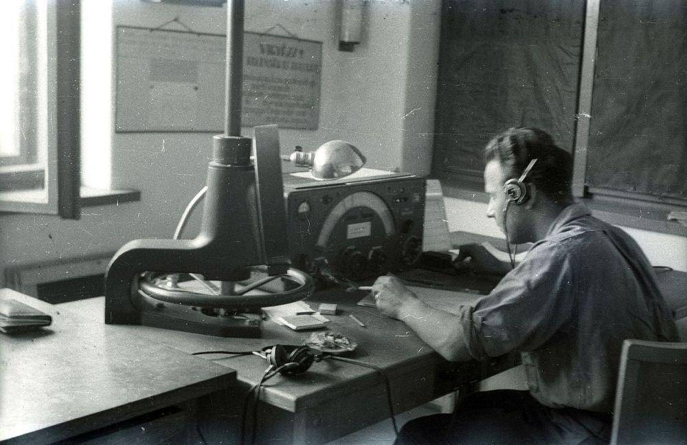 ilustrasi penggunaan sistem elektromagnetik pada 1940 (wikimedia.org/Fortepan)