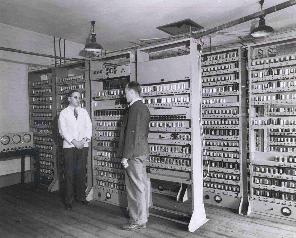 EDSAC menjadi sistem terbaru menggantikan komputer sebelumnya. (wikimedia.org/University of Cambridge)