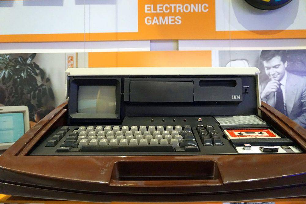 IBM SCAMP adalah komputer dengan bentuk paling futuristis di era 1970-an. (wikimedia.org/Matt Kieffer)