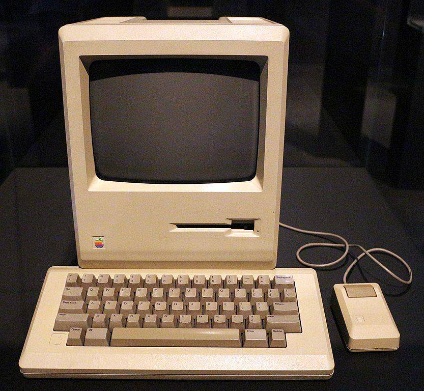 Apple Macintosh yang dirilis pada 1984 (wikimedia.org/Sailko)