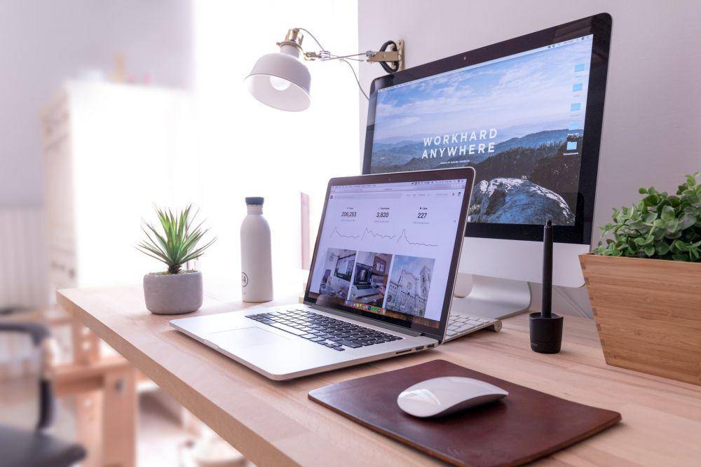 ilustrasi laptop dan all in one PC (unsplash.com/Domenico Loia)