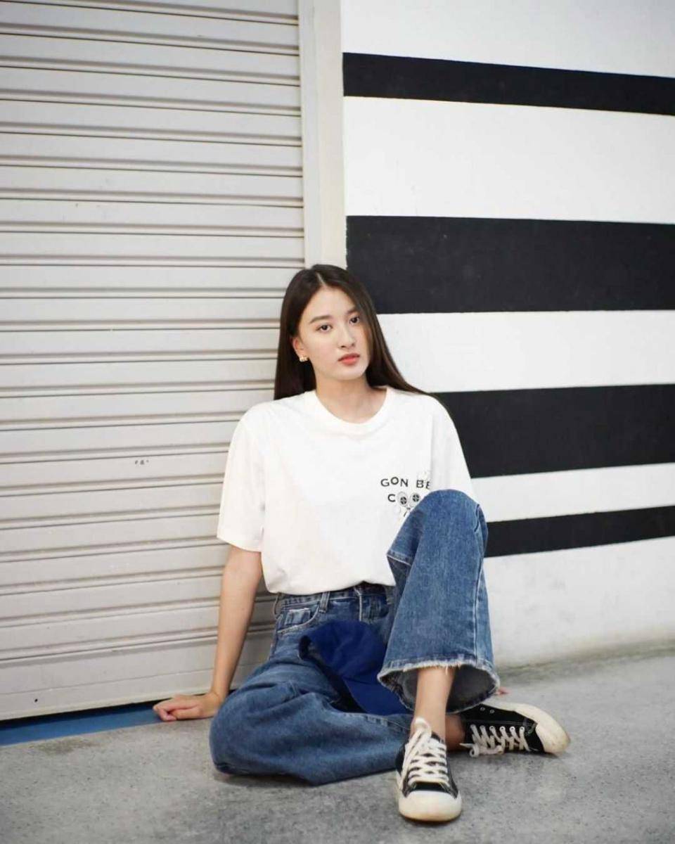white t-shirt ala View Benyapa (instagram.com/view.benyapa)