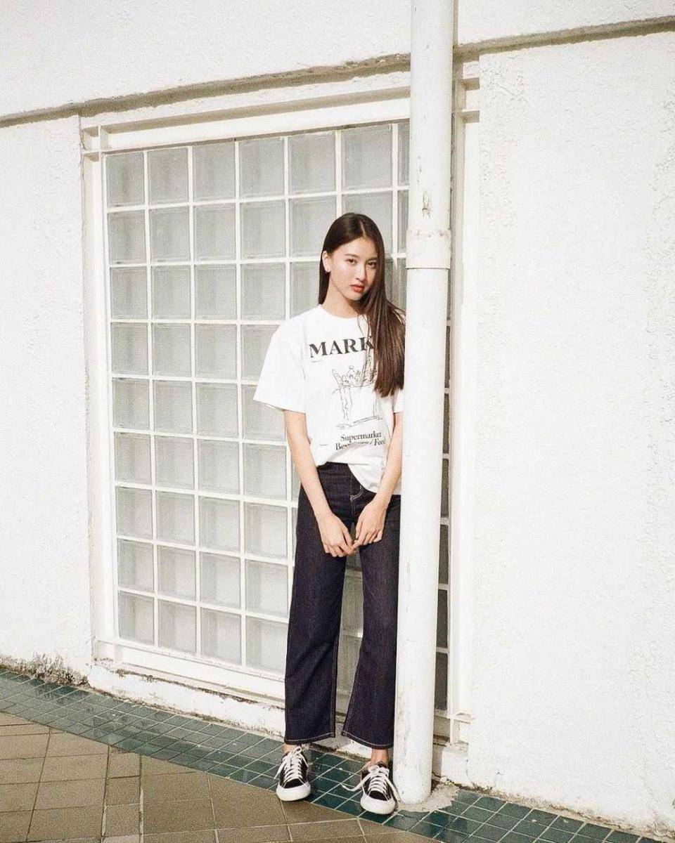 white t-shirt ala View Benyapa (instagram.com/view.benyapa)