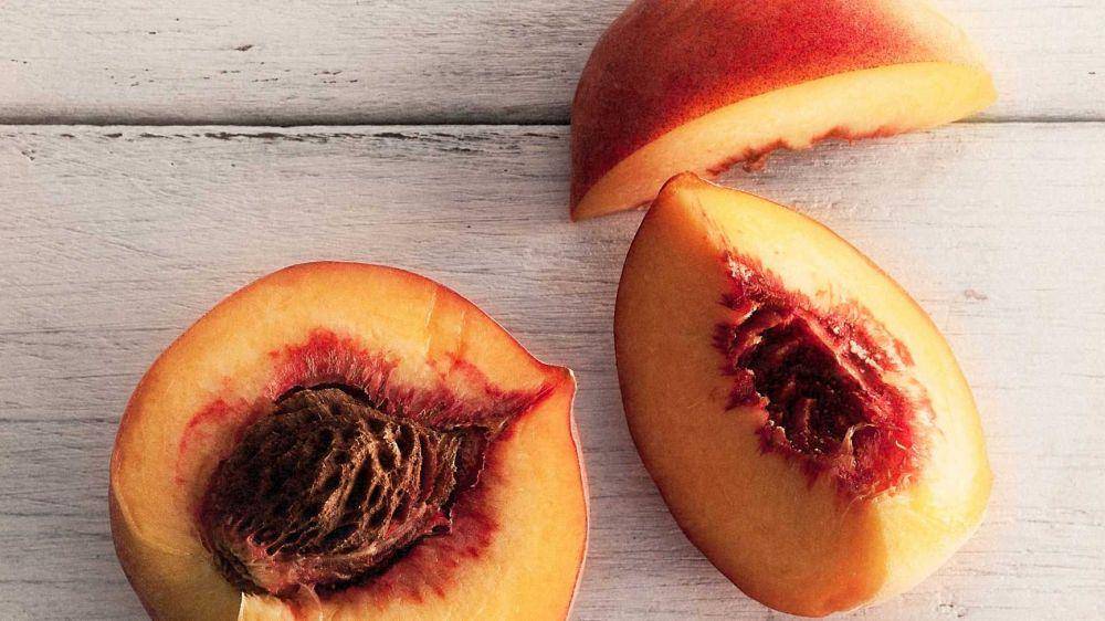 ilustrasi potongan buah peach (thespruceeats.com)