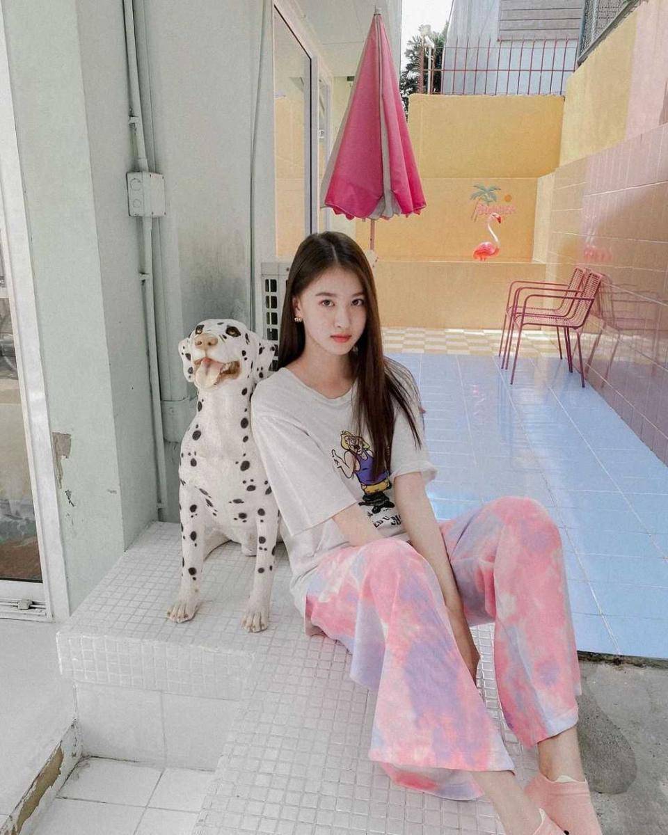 white t-shirt ala View Benyapa (instagram.com/view.benyapa)