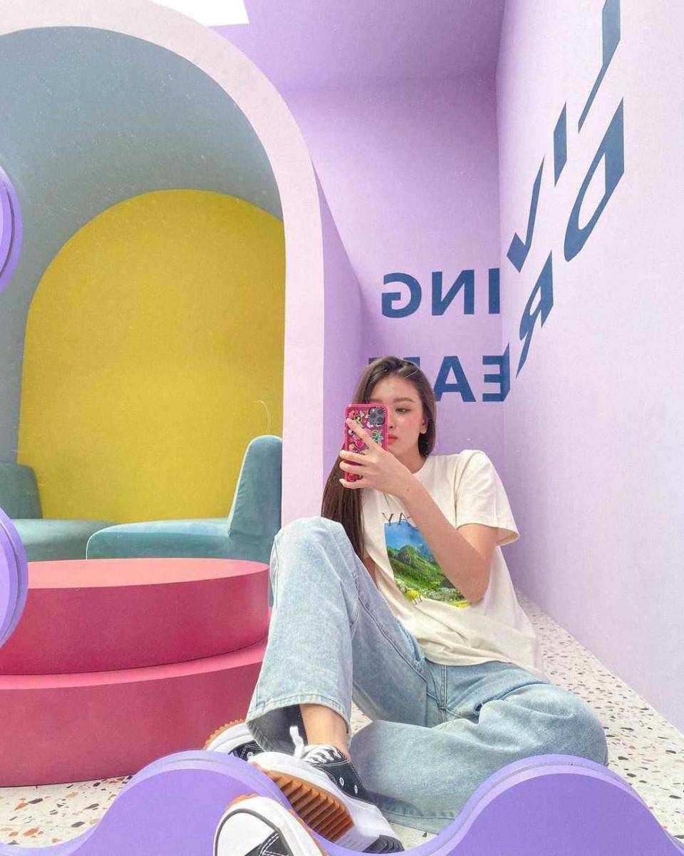 white t-shirt ala View Benyapa (instagram.com/view.benyapa)