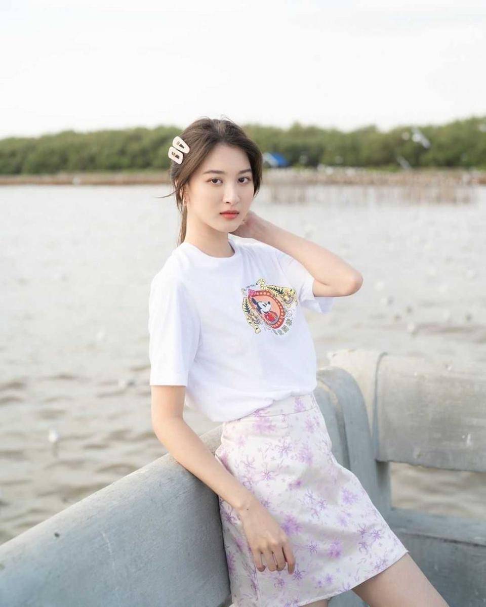 white t-shirt ala View Benyapa (instagram.com/view.benyapa)