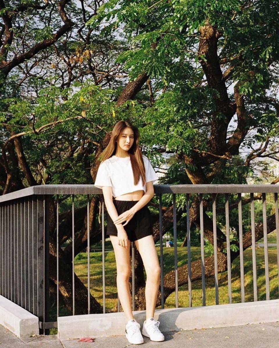 white t-shirt ala View Benyapa (instagram.com/view.benyapa)
