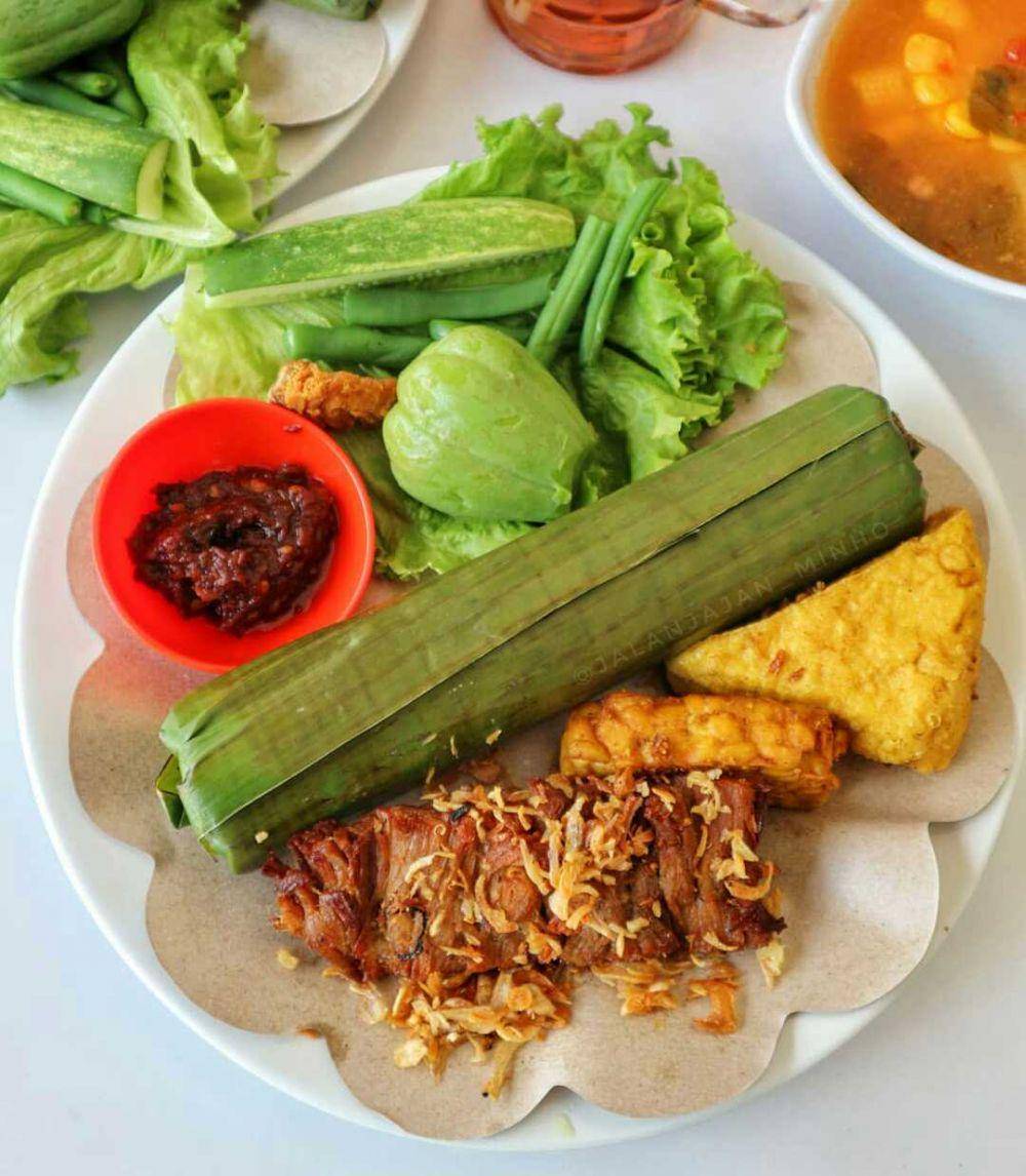 nasi, lauk, dan lalapan (instagram.com/jalanjajan_minho)