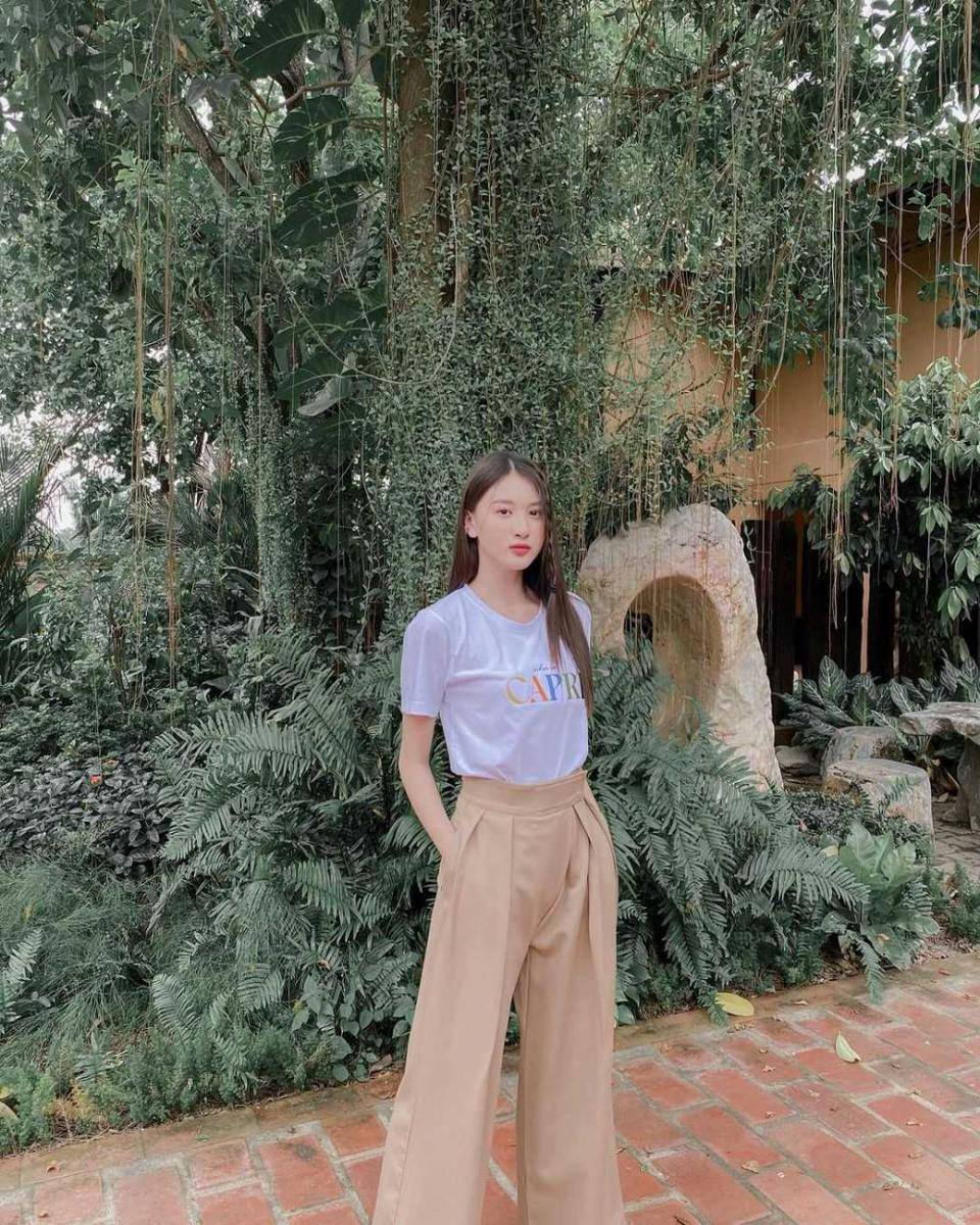 white t-shirt ala View Benyapa (instagram.com/view.benyapa)