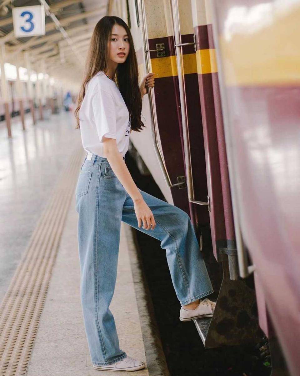 white t-shirt ala View Benyapa (instagram.com/view.benyapa)