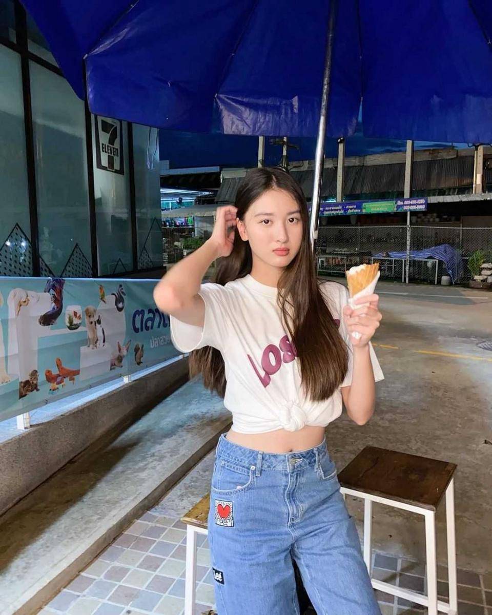 white t-shirt ala View Benyapa (instagram.com/view.benyapa)