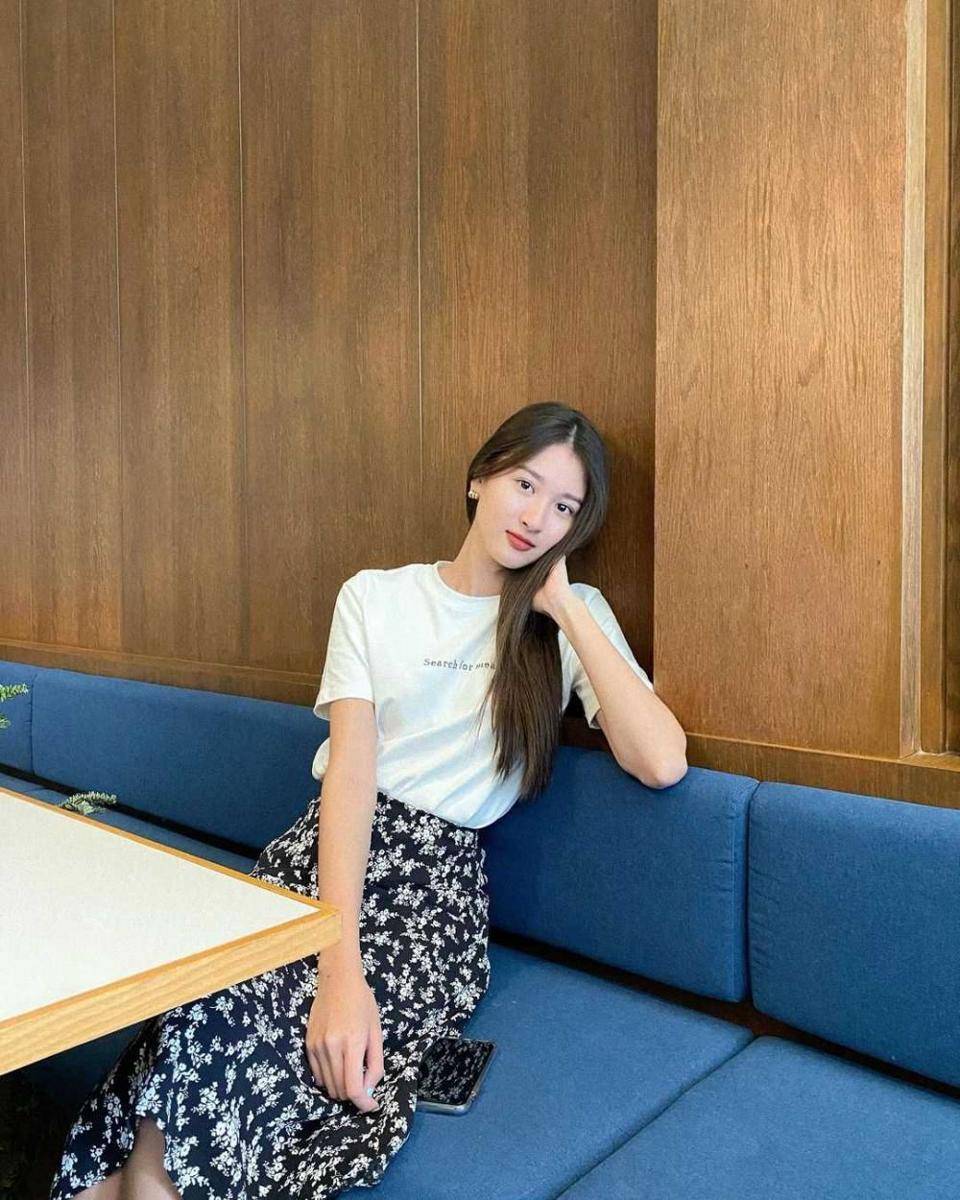 white t-shirt ala View Benyapa (instagram.com/view.benyapa)