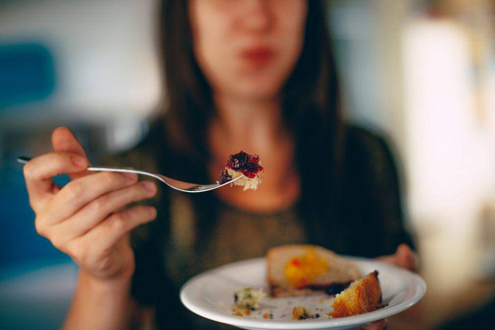 ilustrasi makan porsi kecil (unsplash.com/Helena Lopes)
